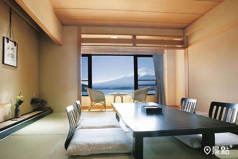 「秀峰閣湖月」全房型皆正對富士山，能同時欣賞富士山與河口湖的壯麗景致。