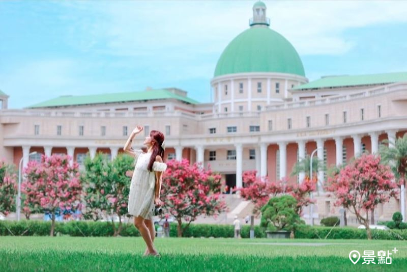 亞洲大學紫薇花海綻放，吸引人前往取景歐風建築同框美照。（圖／sunny_day_11_03）