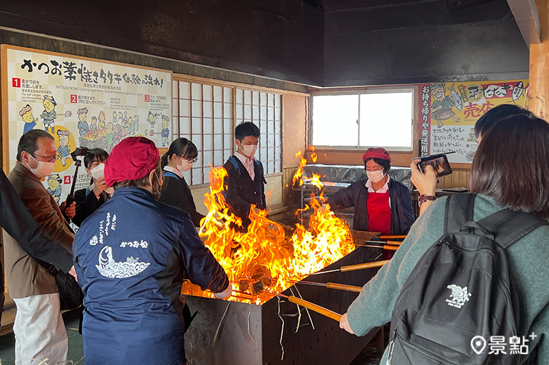 高知縣在地文化體驗—稻草燒鰹魚。