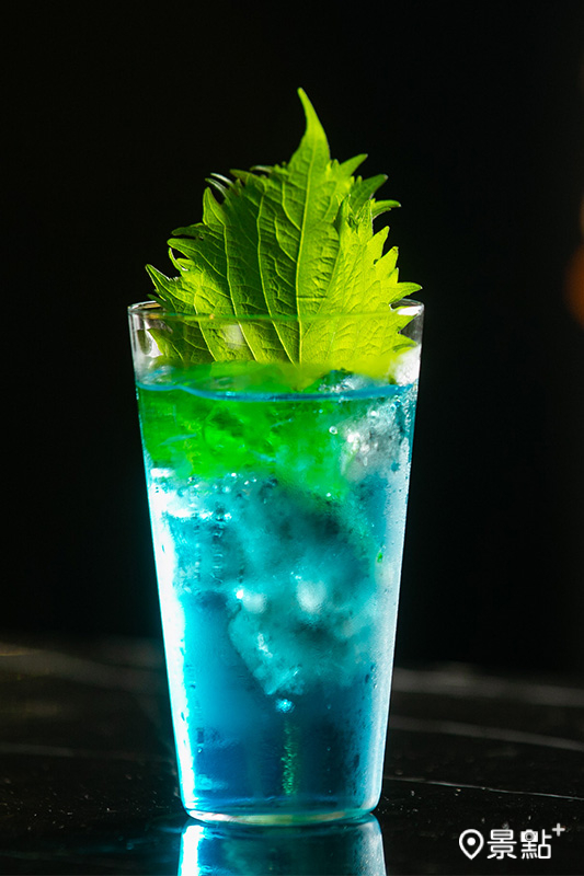 星胡同特調宛如天空的清新冰藍色，並融合傳統雞尾酒經典風格的首創調酒。