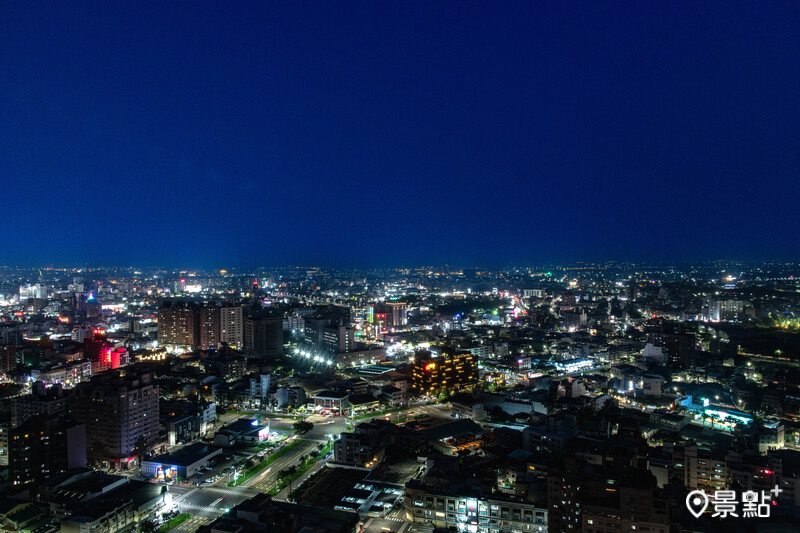 高空酒吧可飽覽全市燦爛的夜景。