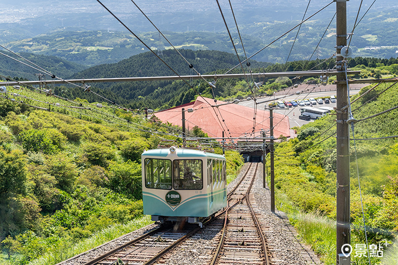 乘坐「十國峠全景纜車」纜車到山頂車站，僅需3分鐘。