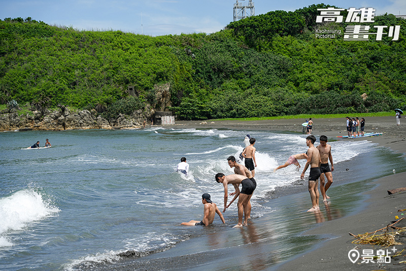 不分本地人或旅客，旗津海水浴場一向是消暑賞夕陽的熱門首選，還能串連老街和燈塔安排半日小旅行。