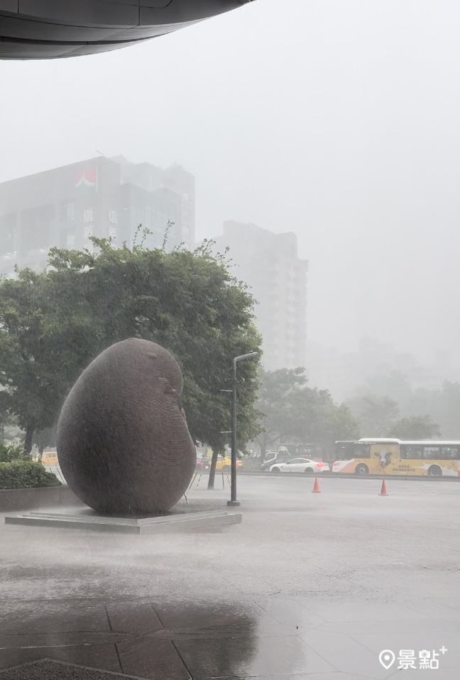 信義路五段在大雷雨下出現地面淹水的狀況。