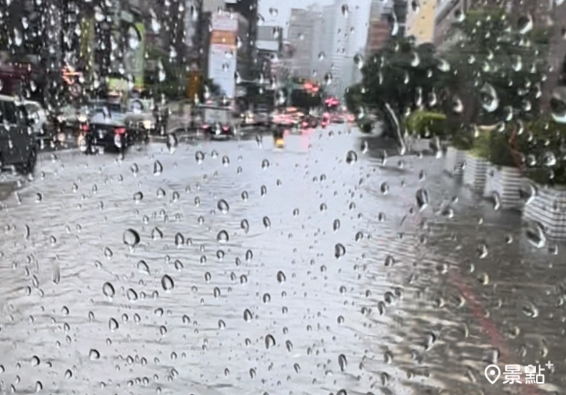 經過午後大雷雨洗禮，信義區多處淹水。