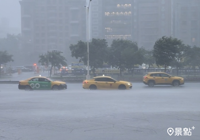 信義區在午後13時30分左右的大雷雨實況。