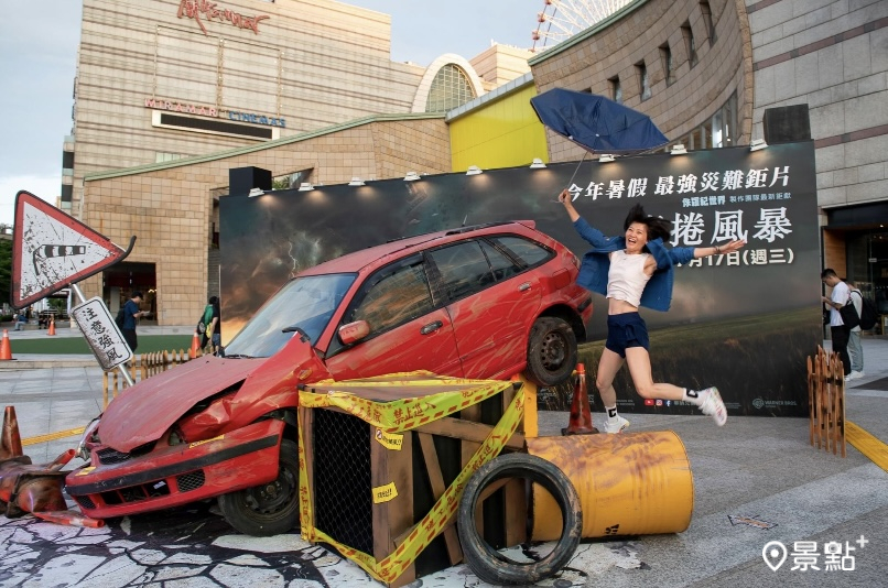 龍捲風暴超強逼真追風體驗場景！全台10地拍照打卡送電影限量周邊