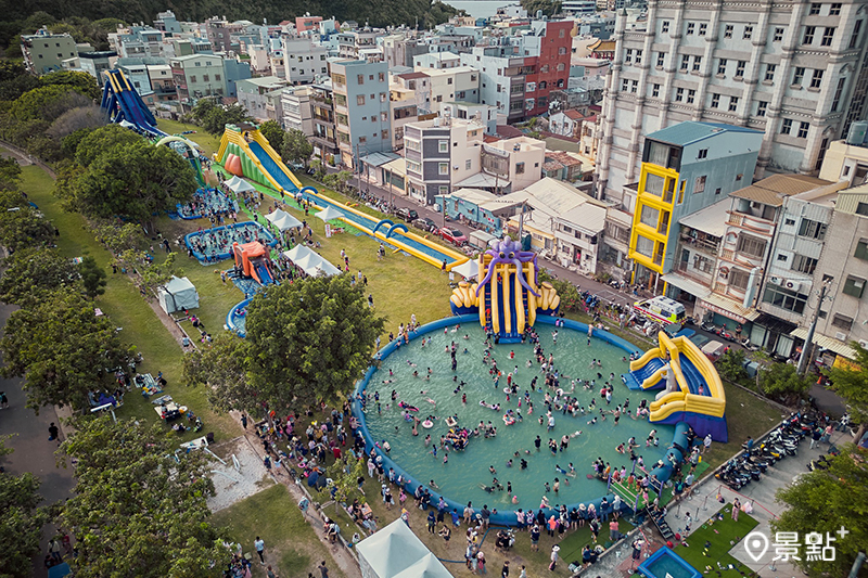 今年氣墊水樂園首度延長至晚上8點，夏日消暑必玩！