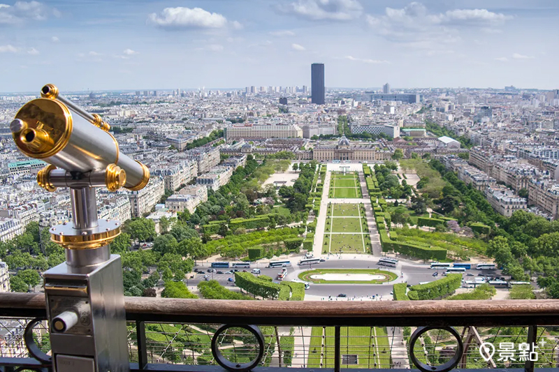 巴黎必訪景點之一艾菲爾鐵塔，俯瞰放射狀市景。