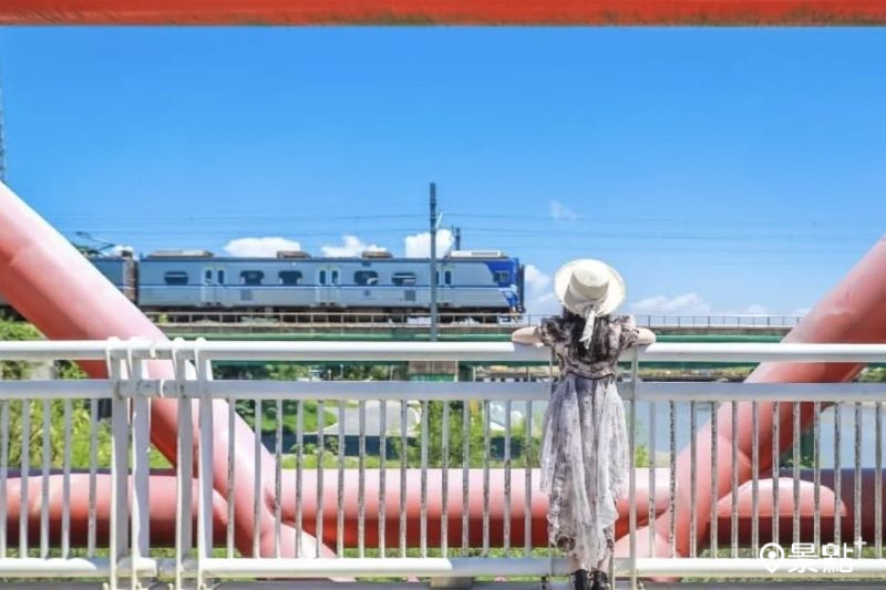 鐵道火車粉紅鐵橋畫報場景！海景風車沙灘鞦韆美拍一日遊