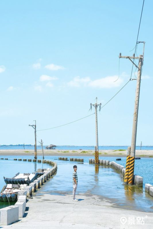 於漲潮後前往白水湖壽島，可取景海水淹沒的道路美景。（圖／qiuung）