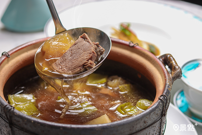 湛露中餐廳的老鹹菜清燉牛肉湯以砂鍋燉煮，滋味香醇。 ( 圖／高雄市新聞局，以下同）