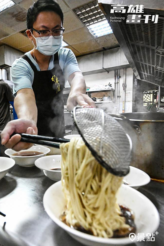 港園牛肉麵開業超過七十年，現由第三代接班經營，致力維持老店不變的風味。