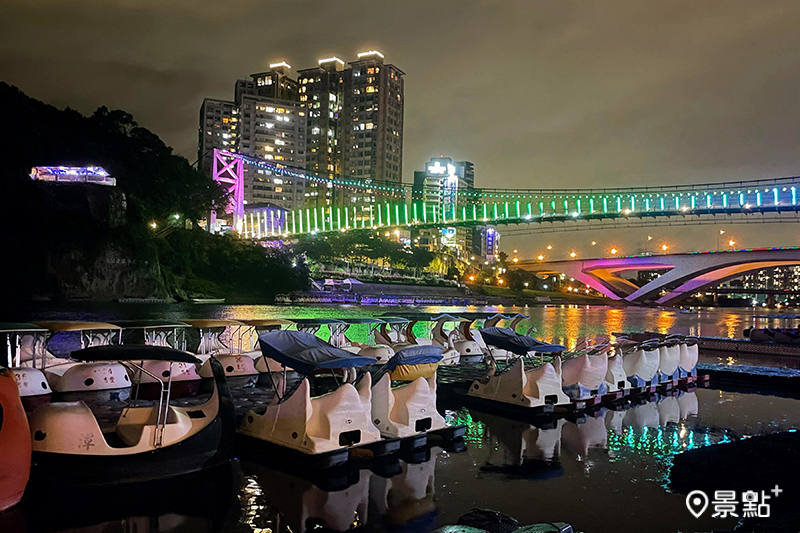 碧潭吊橋8月推出全新主題「虹彩絮語」光雕動畫，彷彿彩虹劃過夜空。（圖 / 新北市政府）