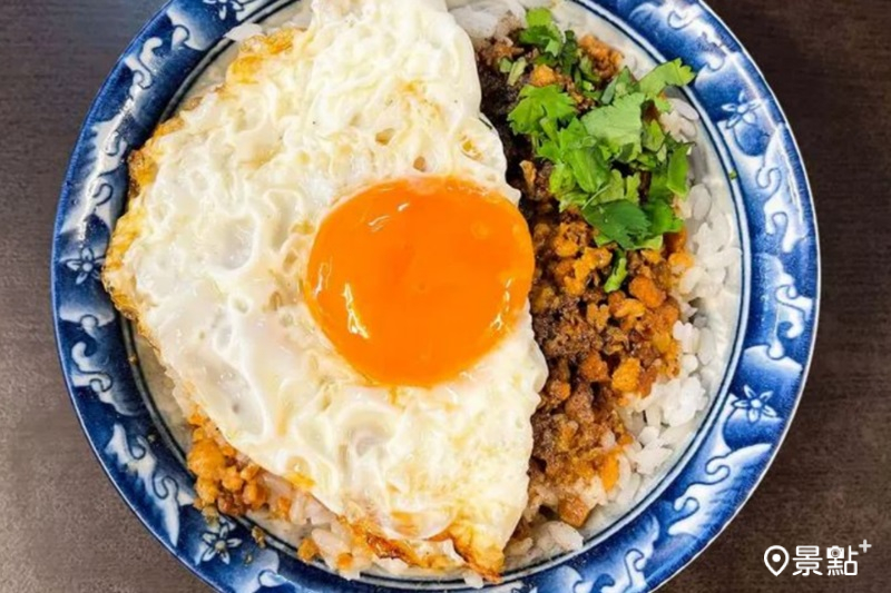  「秀明豬心冬粉」的月見肉燥飯令人回味無窮。(圖／米其林)