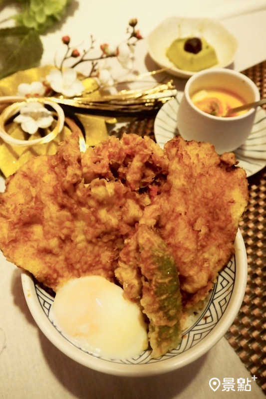 「海老月見豚天丼」「海膽魚卵茶碗蒸」、「京都宇治抹茶布丁」。（圖 / 景點+ 張盈盈）