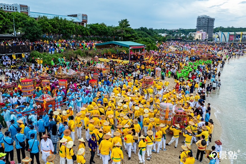 甲辰正科代天巡狩「魏」府大千歲駕臨，全場歡聲雷動。（圖／屏東縣政府，以下同）