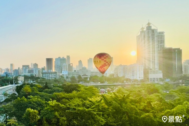  日出時的熱氣球大景。