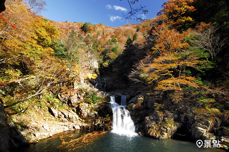 三段峽最佳紅葉觀賞時期為10月下旬至11月中旬。