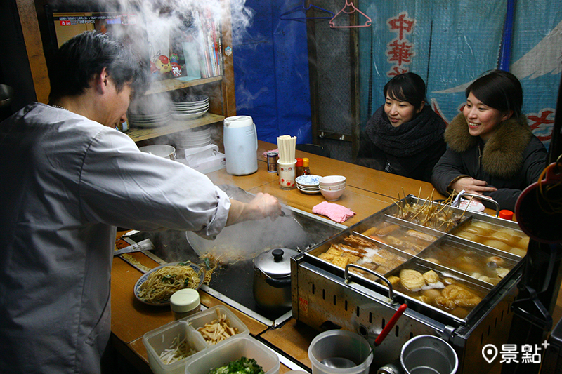 藏本大道上成排的小吃攤，是在地人放鬆身心的最佳場所。