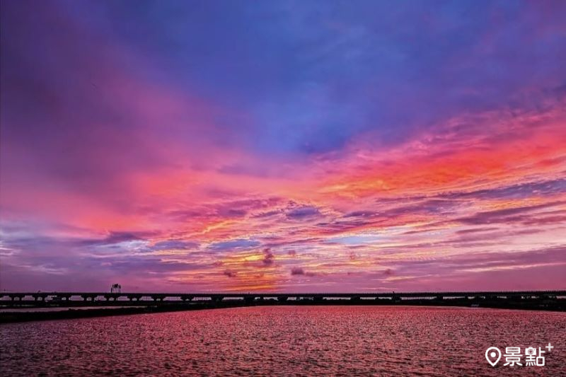 於雲林魚塭拍攝的火燒雲美景。