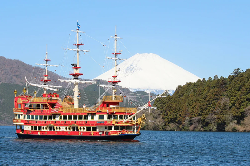   乘坐「箱根海賊觀光船」悠遊湖面，欣賞壯麗的富士山景色。