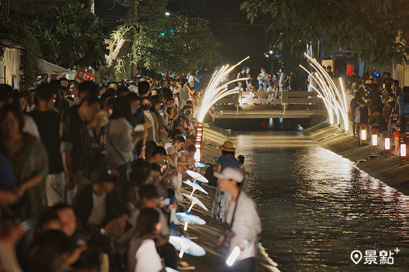 沿線點燈的水圳，成為美濃最美的夜間祭典。