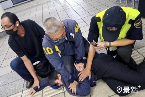 台北捷運發生持刀攻擊事件，邱姓男子(圖中)見義勇為壓制持刀女子。(圖 / 台北捷運公司，以下同)