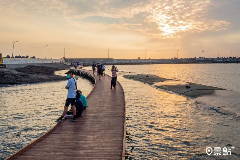 彌陀漁港海岸光廊S型木棧道「水中廊道」。（圖／高雄市政府觀光局）