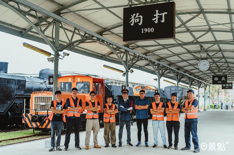 舊打狗驛故事館館長古庭維及鐵道工作夥伴於重新打造歷史氛圍的舊月台合影，象徵重返濱線。