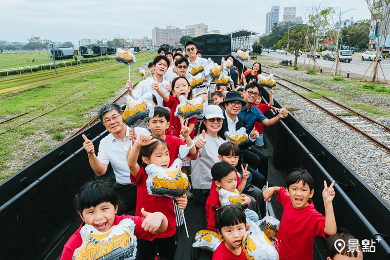 「濱線觀光列車-哈瑪星號」耗時一年籌備，讓高雄人回憶中的移動風景線重返哈瑪星鐵道園區。