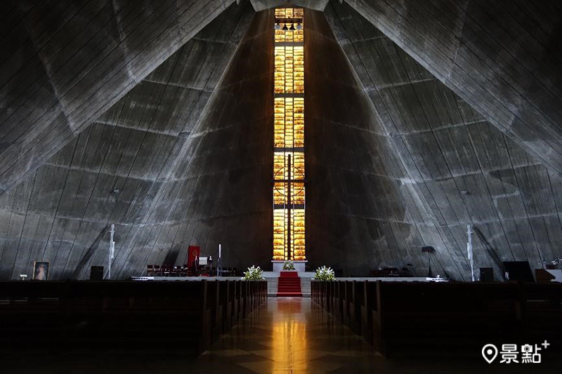 東京主教座堂關口教會擁有莊嚴氛圍的教堂內部。（圖／St. Mary’s Cathedral, Tokyo）