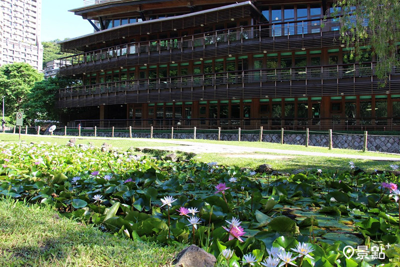 北投公園與北投圖書館。