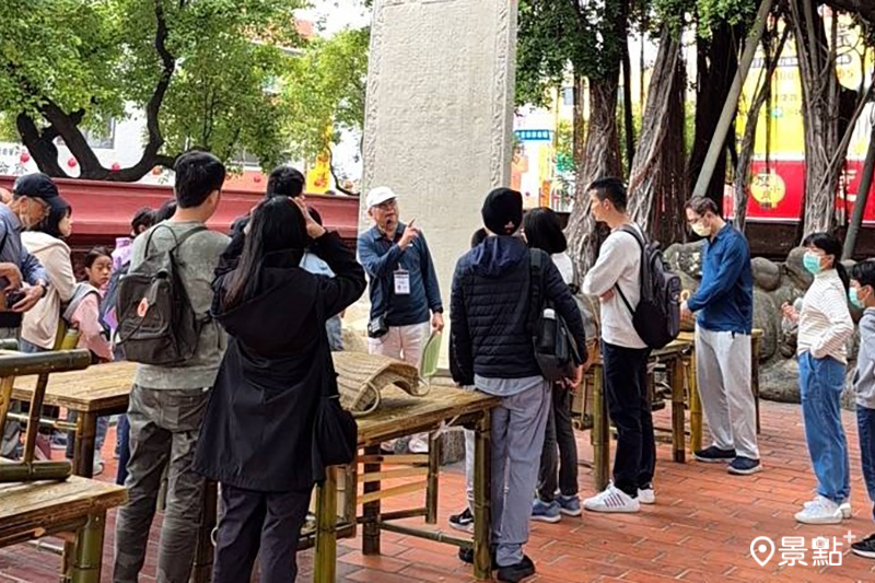 赤崁樓遊客入園聆聽導覽。