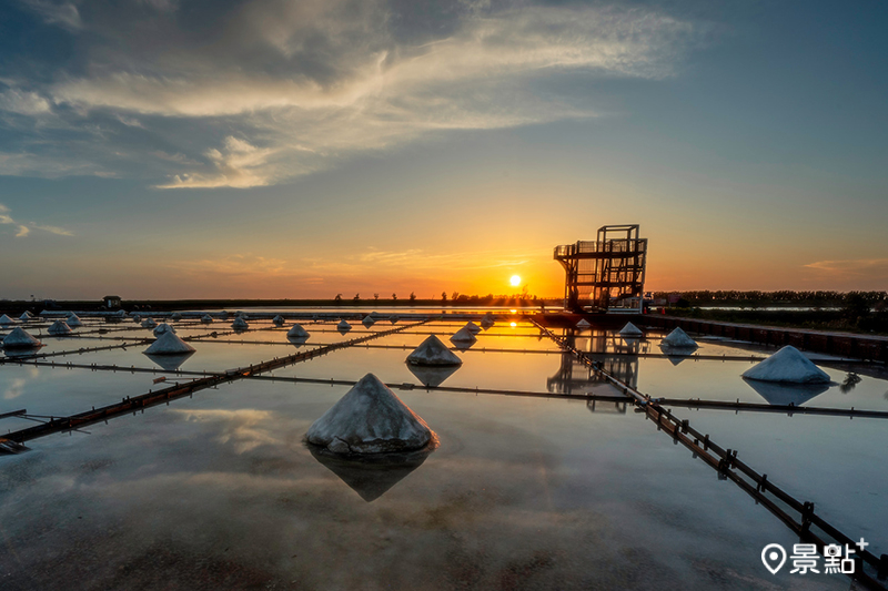 井仔腳瓦盤鹽田夕照。