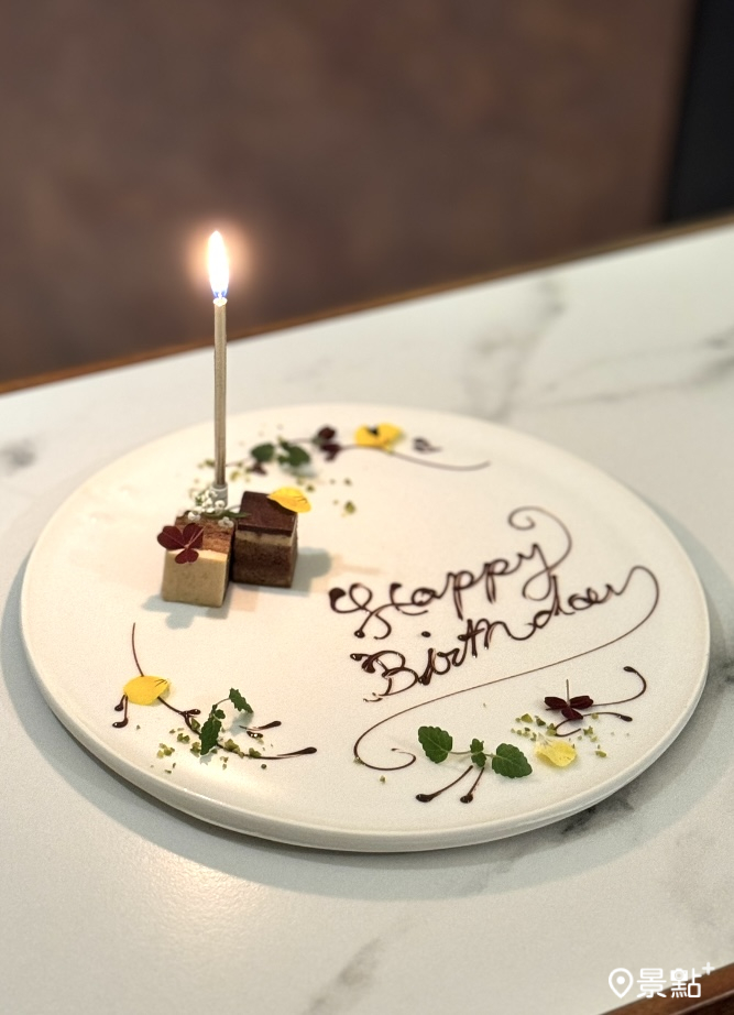 ÉCRU提供慶生的賓客蛋糕畫盤，預約時可先說明用餐目的，以方便事先準備。