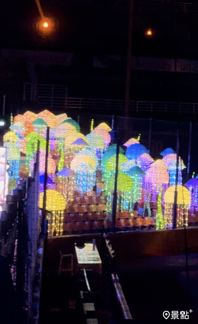 水母光影的漸變打造的作品「海洋捕手」。(圖 / 景點+ 張盈盈)