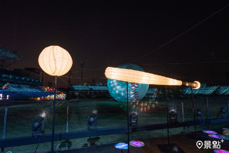 當民眾踩踏棒球板時，面板的顏色會隨著踩踏變化的「動感球步」。