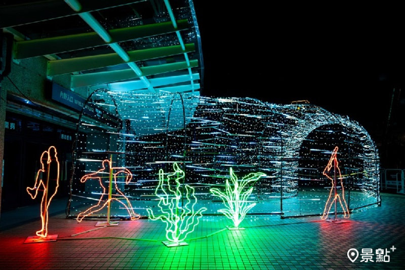 位於樂天桃園棒球場入口處的「穿梭深海之旅」燈海隧道。