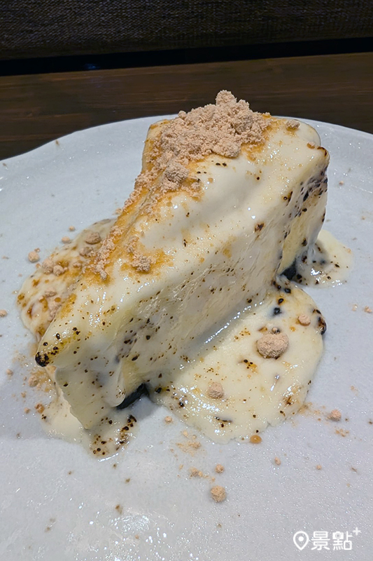 炙燒熔岩黃豆粉起司蛋糕。