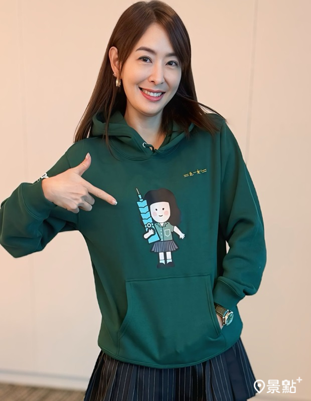 台北101董事長賈永婕身著本次聯名帽T展示。