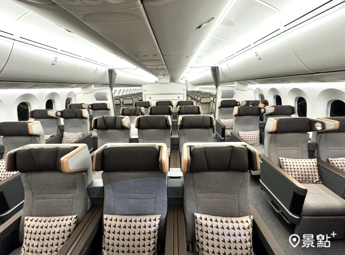 長榮航空第四代豪華經濟艙座位數配置為2-3-2。