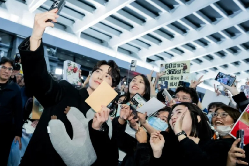 李浚赫在機場面對粉絲接機，也有拿起幸運粉絲的手機玩自拍互動。