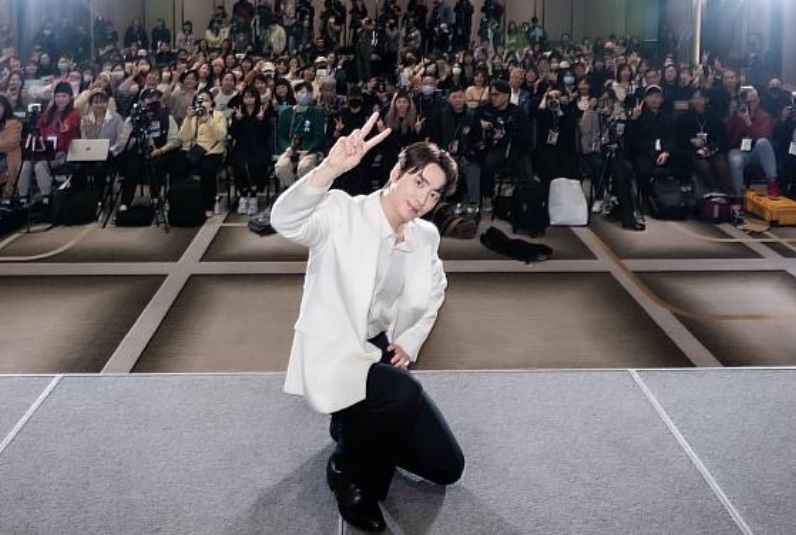 李浚赫與記者會現場粉絲、媒體大合影。