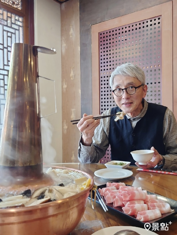 松重豐到台中品嘗了老舊的家鄉味酸菜白肉鍋。