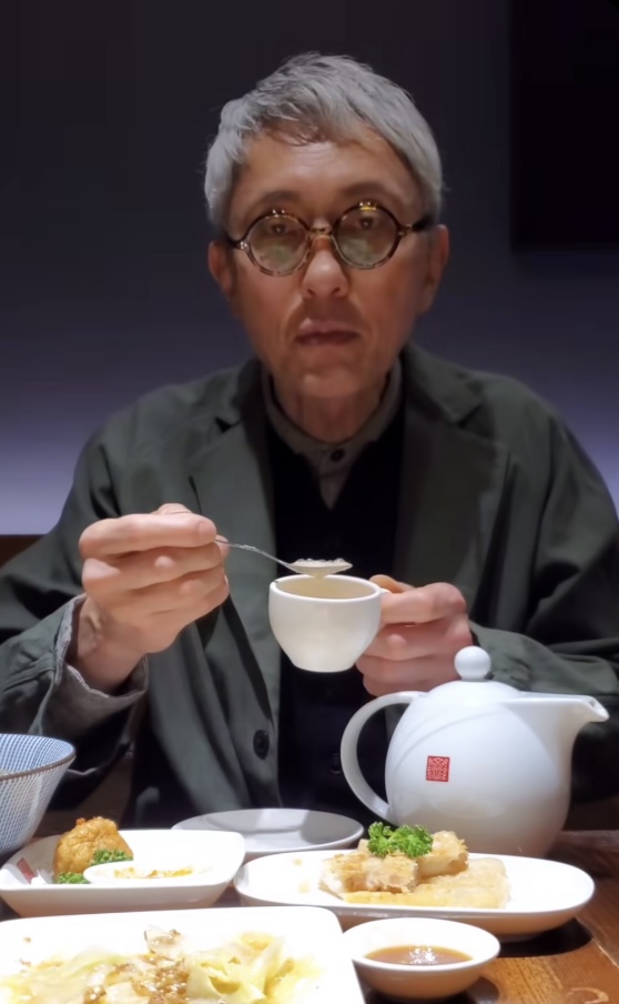 享用春水堂珍珠奶茶的松重豐先生。