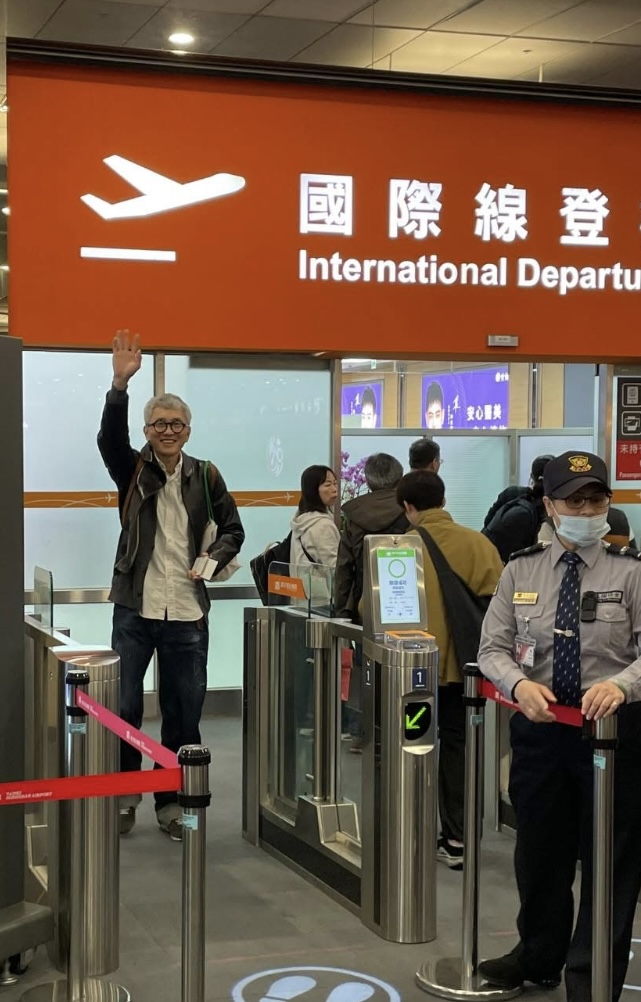 松重豐先生3月9日傍晚自松山機場離開台灣。(圖 / 采昌國際多媒體)