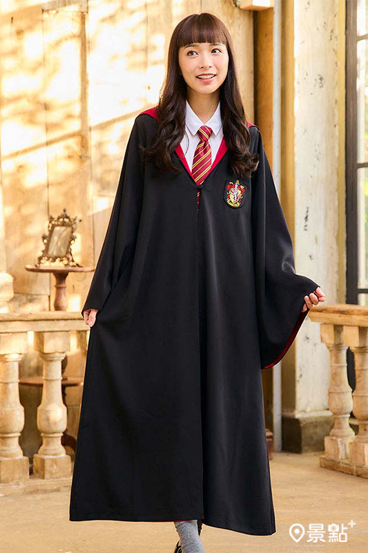 「巫師袍-哈利波特」質感絕佳，胸前印有學院徽章。