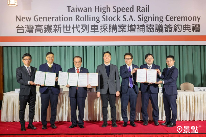 台灣高鐵與日立東芝聯盟3月17日簽訂新世代列車增補協議，由台灣高鐵公司鄭光遠董事長(左3)與日立東芝聯盟代表山川拓也(右3)先生共同簽署，交通部陳世凱部長(中)見證。（圖／台灣高鐵)