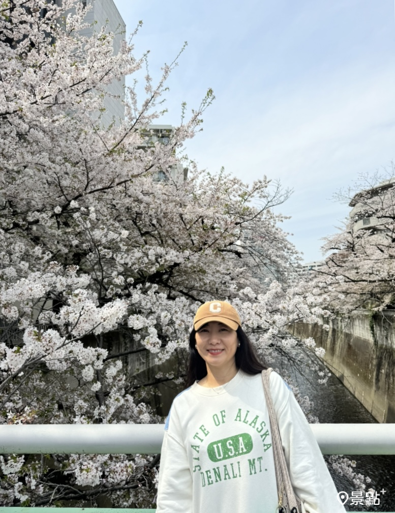 在曙橋上有十分接近橋面的花瀑，大家都忍不住在這裡拍下人櫻合影。